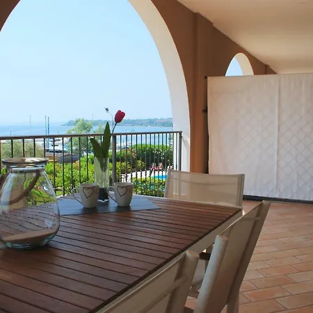 Ora Apartment *